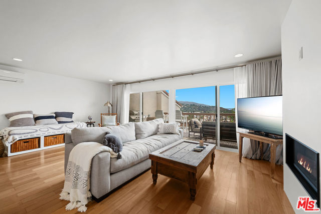 23908 De Ville Way, Malibu CA: https://media.crmls.org/mediaz/c7e72d93-17c1-4885-8c63-865813fc482f.jpg
