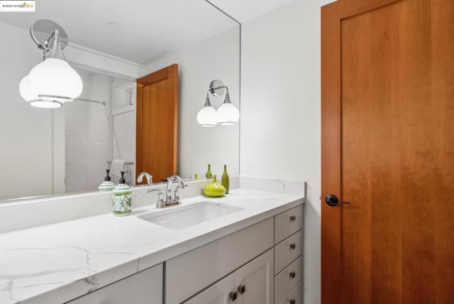 4428 Howe St, Oakland CA: https://media.crmls.org/mediaz/c7e82fb5-abdb-43d2-acb7-01fa7d626b7e.jpg