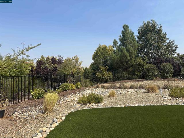 121 Blue Oak Ct, Copperopolis CA: https://media.crmls.org/mediaz/c7e85861-ea7b-498a-842a-c8d208838166.jpg