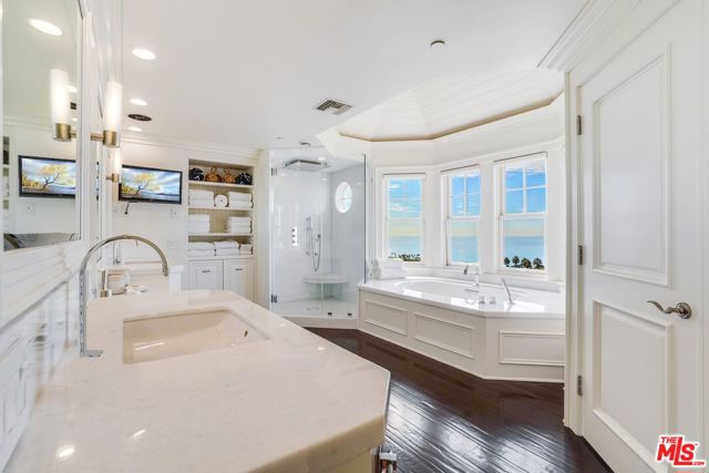 6277 Sea Star Drive, Malibu CA: https://media.crmls.org/mediaz/c7e989c2-1bcc-413f-befe-454166f3cbcc.jpg