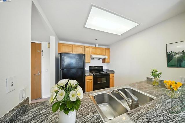989 Webster, Oakland CA: https://media.crmls.org/mediaz/c7e99b6d-95f5-4ad4-b023-fc80d716da36.jpg