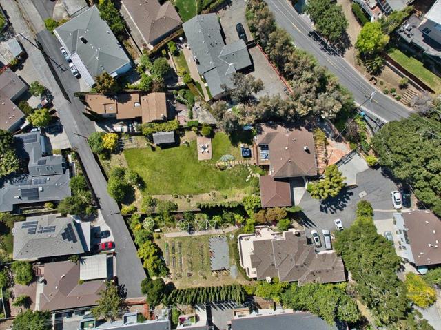 1720 Hillman Avenue, Belmont CA: https://media.crmls.org/mediaz/c7eb6dfc-17e4-4233-8416-f3ae1d45bf50.jpg