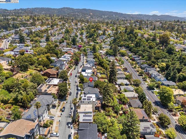 689 Santa Ray Ave, Oakland CA: https://media.crmls.org/mediaz/c7ebea94-fd29-47fd-8e8c-59198ba19367.jpg
