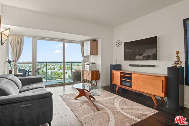 13700 Marina Pointe Drive, Marina del Rey CA: https://media.crmls.org/mediaz/c7ec8a11-df5c-43c3-aa19-a76f08da4243.jpg