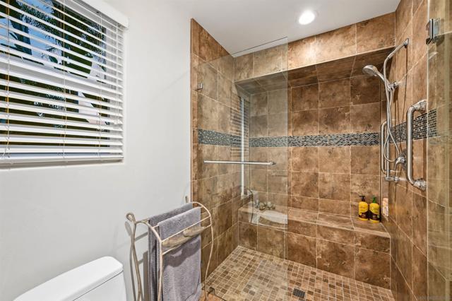 7215 Daffodil Pl, Carlsbad CA: https://media.crmls.org/mediaz/c7ecef95-5715-4de7-bafb-566375d9e70a.jpg