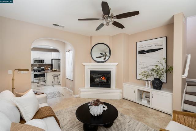 9752 Belladonna Dr, San Ramon CA: https://media.crmls.org/mediaz/c7ed7335-4e60-4160-9022-c3cc7b5d055a.jpg