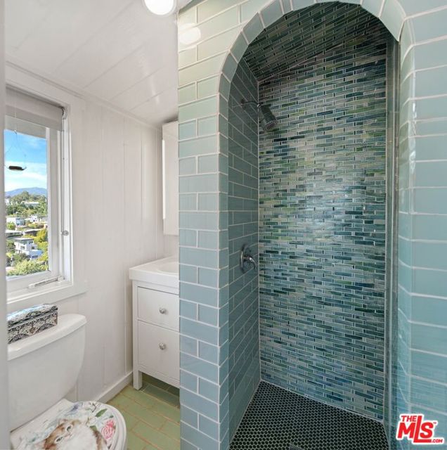 339 Adelaide Drive photo 21