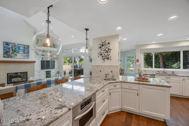 1732 Crooked Trail Place, Westlake Village CA: https://media.crmls.org/mediaz/c7ef3ddb-6747-4118-92a3-53e62714bb43.jpg