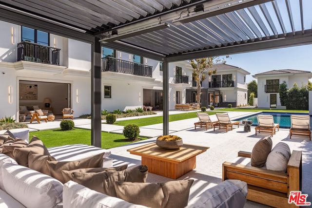 927 N Whittier Drive, Beverly Hills CA: https://media.crmls.org/mediaz/c7ef6b56-71a8-4c97-8882-f0d50cb9c8fd.jpg