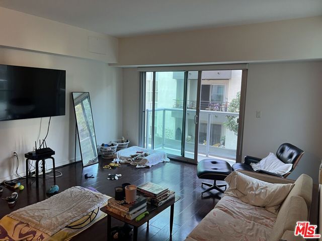 13700 Marina Pointe Drive, Marina del Rey CA: https://media.crmls.org/mediaz/c7f17447-909d-4d00-9145-4adb9a656a92.jpg