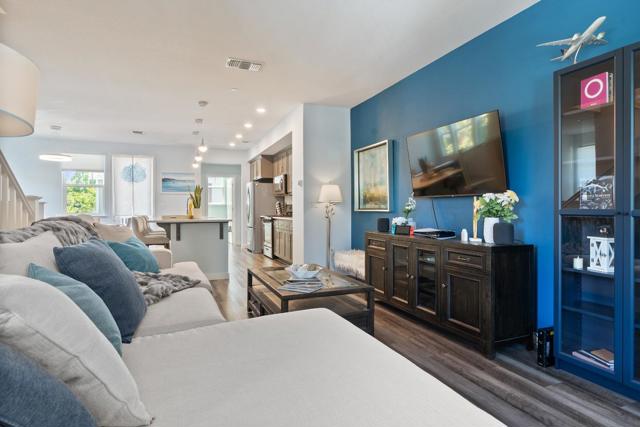 320 Circuit Way, Mountain View CA: https://media.crmls.org/mediaz/c7f3032f-bbf8-41de-a3ad-4d402f37f90c.jpg
