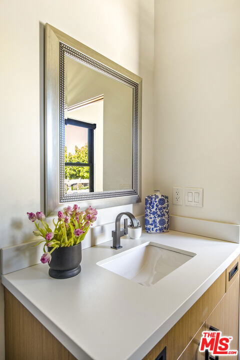 2656 32nd Street, Santa Monica CA: https://media.crmls.org/mediaz/c7f3b21b-a7b4-4fe0-a533-007defc88971.jpg