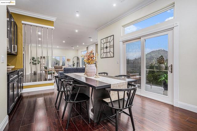 130 Arbor View Ln, Lafayette CA: https://media.crmls.org/mediaz/c7f3fd84-bbfb-43df-a226-96c876d3c2ef.jpg