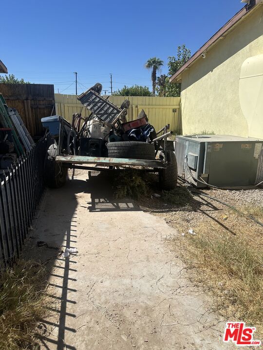 1011 E California Street, Blythe CA: https://media.crmls.org/mediaz/c7f41c50-e202-46f4-be7e-6ebe5c1fbe74.jpg