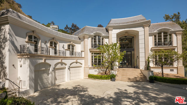 10509 Vestone Way, Los Angeles CA: https://media.crmls.org/mediaz/c7f483aa-47f9-441a-a5a1-c53afa24890e.jpg