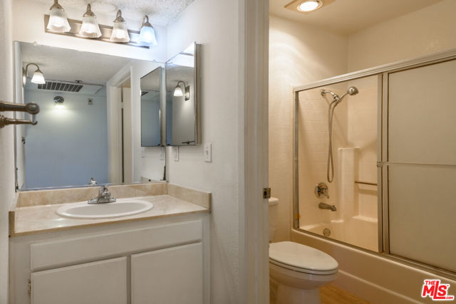 340 N Hayworth Avenue, Los Angeles CA: https://media.crmls.org/mediaz/c7f57209-84b4-4f1a-a65d-571b5247a899.jpg