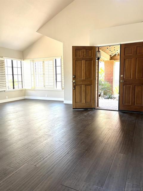 672 Chateau Place, Escondido CA: https://media.crmls.org/mediaz/c7f57988-d1df-450e-85f5-36913ee5be76.jpg