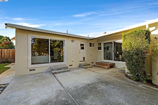 35629 Dee Pl, Fremont CA: https://media.crmls.org/mediaz/c7f5a893-5eef-4959-a326-bdf365a5af70.jpg