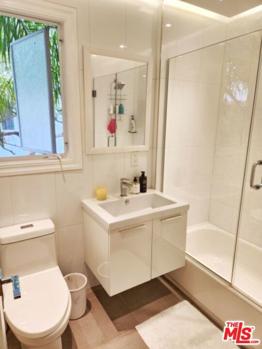 130 132 D San Vicente Boulevard, Santa Monica CA: https://media.crmls.org/mediaz/c7f68485-011e-43a1-a2ef-3c0ca2c169b7.jpg