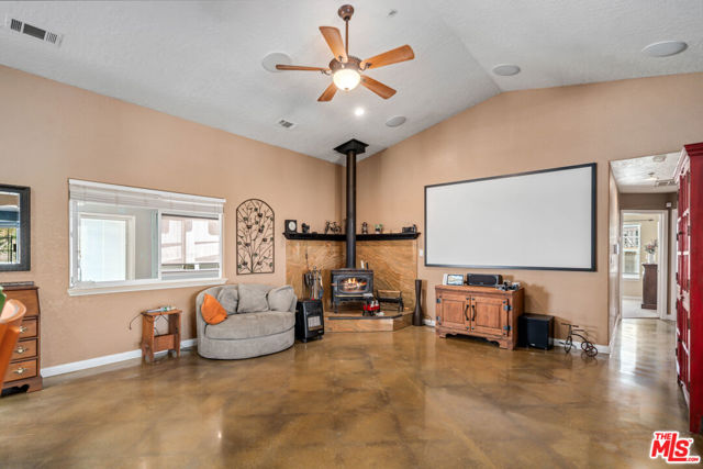 9999 Del Sol Avenue, Phelan CA: https://media.crmls.org/mediaz/c7f6ed95-35a2-48aa-83f5-c27d2e5fab9e.jpg