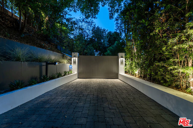 15941 Skytop Road, Encino CA: https://media.crmls.org/mediaz/c7f77759-9fb6-43cc-a966-0514a1eed755.jpg