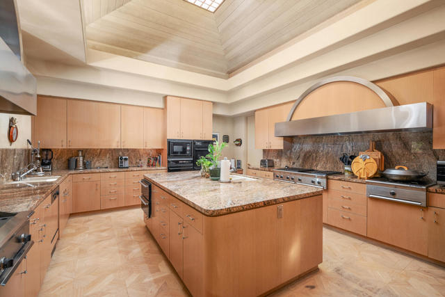 203 Kiva Drive, Palm Desert CA: https://media.crmls.org/mediaz/c7f7aaea-8b38-4415-ac42-6dde8a9c7c65.jpg