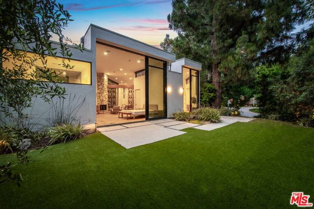 1010 N Rexford Drive, Beverly Hills CA: https://media.crmls.org/mediaz/c7f88bad-f35f-47cf-ae37-64498b90abea.jpg
