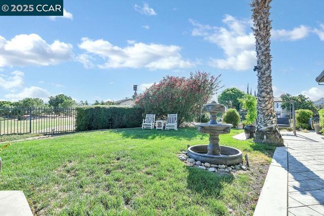 2560 Risebridge Ct, Brentwood CA: https://media.crmls.org/mediaz/c7f91f59-e590-4c31-a549-7c4d98623120.jpg