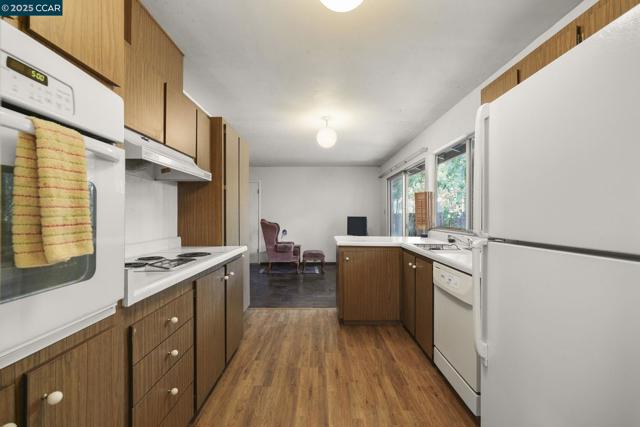 2054 Newton Way, Concord CA: https://media.crmls.org/mediaz/c7f9f194-dada-4c8d-bd77-0c2fde2bca75.jpg
