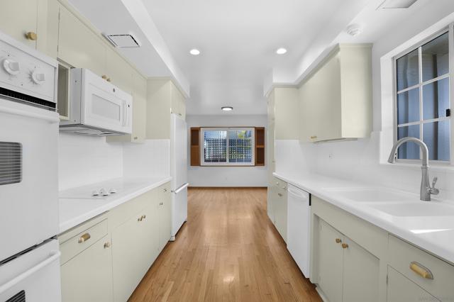 5852 Lomond Drive, San Diego CA: https://media.crmls.org/mediaz/c7fa1b69-f93e-4a99-9ad1-9ff706271377.jpg