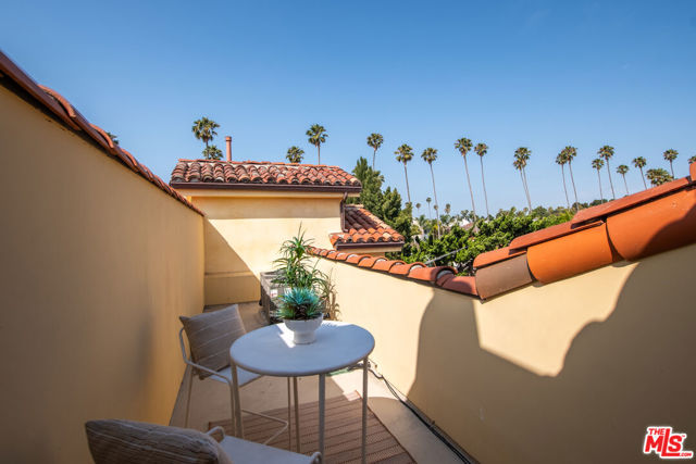 851 19th Street, Santa Monica CA: https://media.crmls.org/mediaz/c7fb66c8-5c96-4b6f-adb4-02a1afe85bf3.jpg