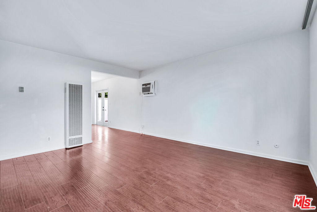 https://media.crmls.org/mediaz/c7fbc0a3-b0f3-43a8-b1f9-d6215d2e6ebe.jpg?preset=X-Large
