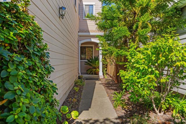 35 Leonard Ct, Alameda CA: https://media.crmls.org/mediaz/c7fc0282-eeba-4c54-823f-570dbdb42789.jpg