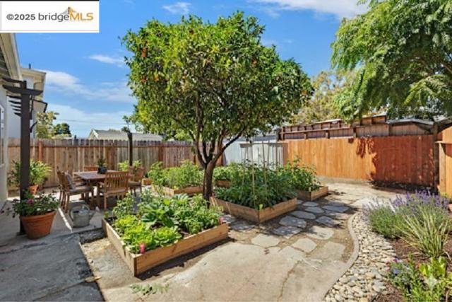 2427 67th Ave, Oakland CA: https://media.crmls.org/mediaz/c7fd5615-bd53-4f42-bb36-1d00b0d16449.jpg