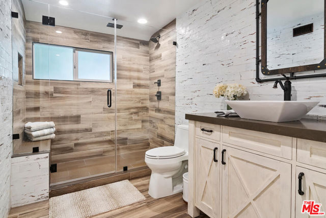 4909 Encino Terrace, Encino CA: https://media.crmls.org/mediaz/c7fde560-d823-4ceb-8fee-a32659ef361f.jpg