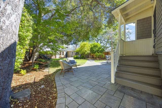 898 Union St, Alameda CA: https://media.crmls.org/mediaz/c7fe2f7e-3db1-4b33-aeae-84764beef412.jpg