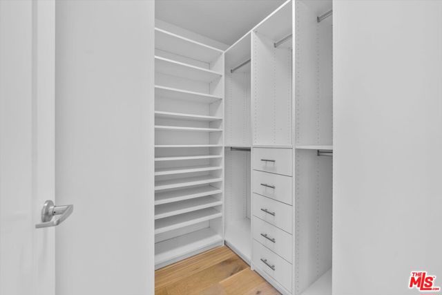 310 Washington Boulevard, Marina del Rey CA: https://media.crmls.org/mediaz/c7ff8d25-b6dc-4e2a-906f-001766dfa083.jpg