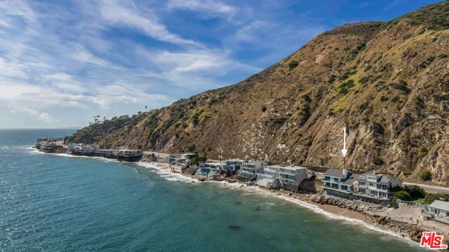19640 Pacific Coast Highway, Malibu CA: https://media.crmls.org/mediaz/c7ffb187-61c2-45ca-8e26-2e2fe362a18d.jpg