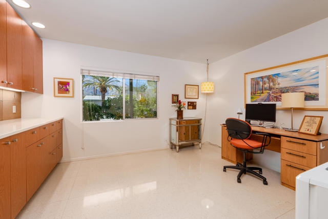444 N Burton Way, Palm Springs CA: https://media.crmls.org/mediaz/c801375b-2d7c-4700-b2ee-9212643d0679.jpg