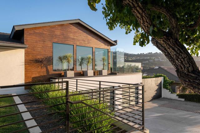 2641 Costebelle Dr, La Jolla CA: https://media.crmls.org/mediaz/c801b606-a862-44d2-8a03-cff63c17f84f.jpg