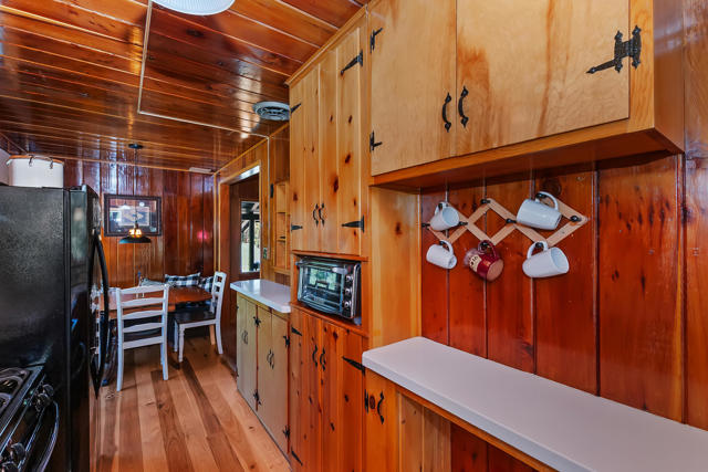 300 E Aeroplane Boulevard, Big Bear CA: https://media.crmls.org/mediaz/c80213eb-6583-4ee4-b56c-3ad6564cb63f.jpg