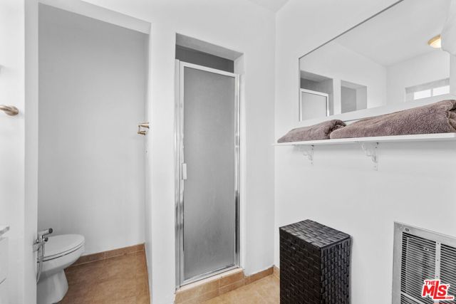 1225 Washington Avenue, Santa Monica CA: https://media.crmls.org/mediaz/c8031781-d78e-47d7-87a7-ba6ec2a20caa.jpg
