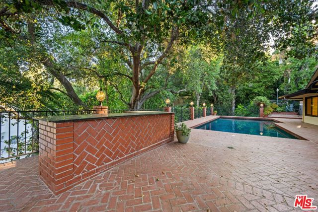 17449 Sumiya Drive, Encino CA: https://media.crmls.org/mediaz/c8037629-b9de-4bc7-8ff7-9c7085fe3507.jpg