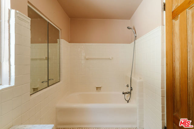 5163 Franklin Avenue, Los Angeles CA: https://media.crmls.org/mediaz/c8049672-96cb-49d3-8422-b680df93d64e.jpg
