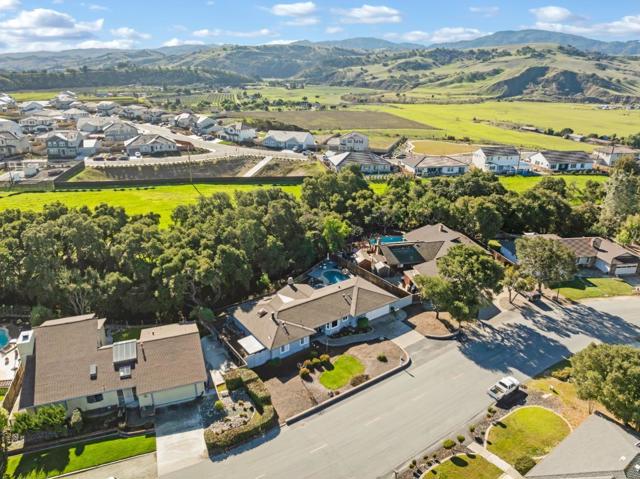 120 Marks Drive, Hollister CA: https://media.crmls.org/mediaz/c80560e2-be1b-4101-bbfd-1ce2bb60928f.jpg