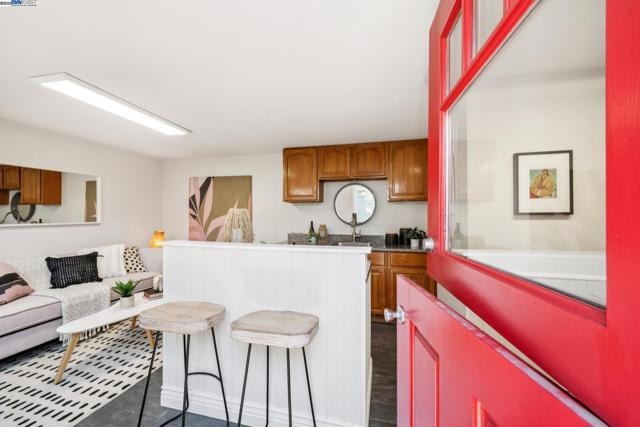 2449 26TH AVENUE, Oakland CA: https://media.crmls.org/mediaz/c80637d7-4a8a-4795-828c-c8b3299dd64f.jpg