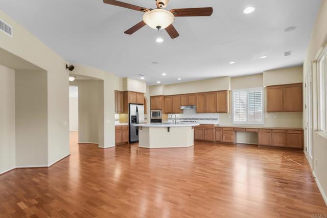 2547 N Trail Court, Chula Vista CA: https://media.crmls.org/mediaz/c8063b7f-d81b-43d3-946f-cbbd66353080.jpg