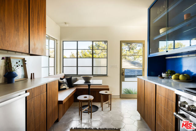 5514 Ridge Oak Drive, Los Angeles CA: https://media.crmls.org/mediaz/c8068215-2681-44f0-b401-f4e0eae17dbb.jpg