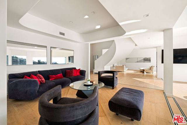 7868 Electra Drive, Los Angeles CA: https://media.crmls.org/mediaz/c806c3f9-706f-4e57-9656-99425016b664.jpg