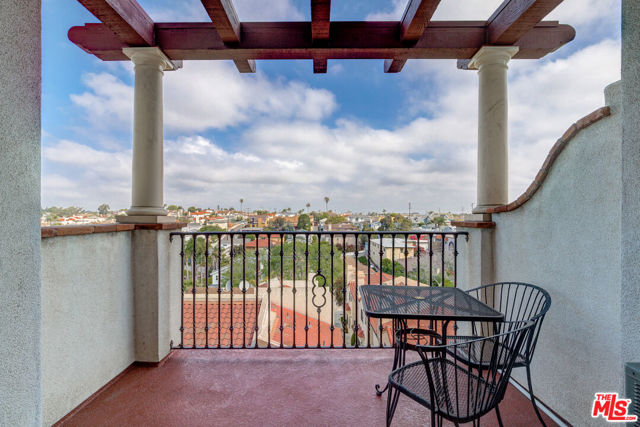 2001 ARTESIA Boulevard, Redondo Beach, California 90278, 1 Bedroom Bedrooms, ,Residential,Sold,ARTESIA,22140751